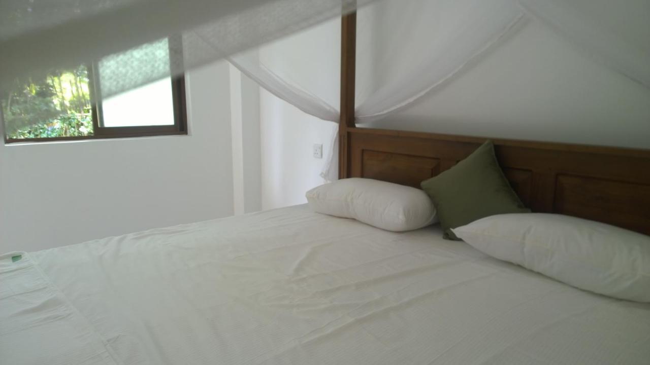 Hotel Augusto @ Midigama East Esterno foto