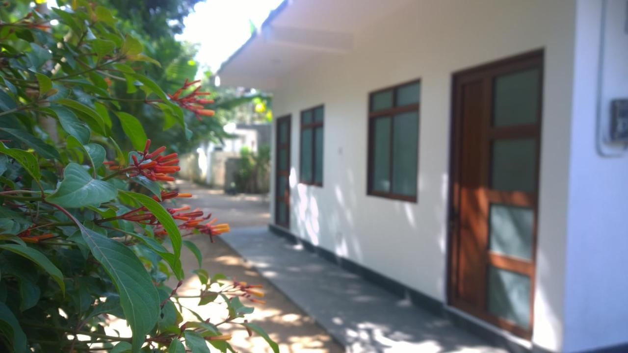 Hotel Augusto @ Midigama East Esterno foto